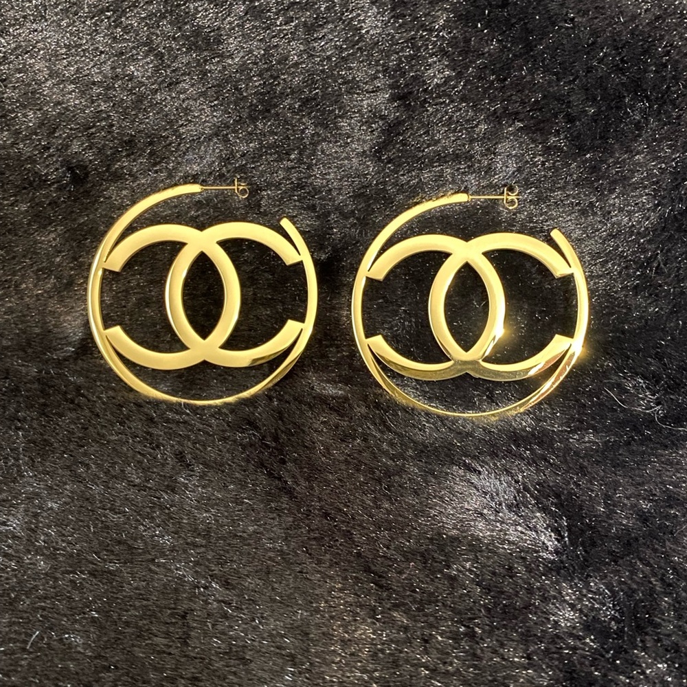Gold Interlocking Circle Hoop Earrings